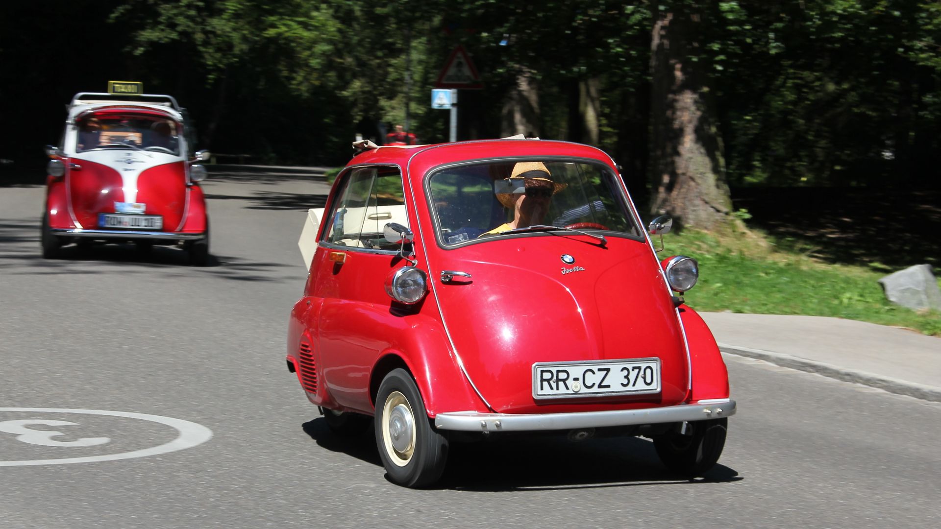 BMW Isetta auf der Rundfahrt des Club-Treffens in der Alfred-Baumgarten-Straße, Bad Wörishofen (Kennzeichen des Fahrzeugs verändert)