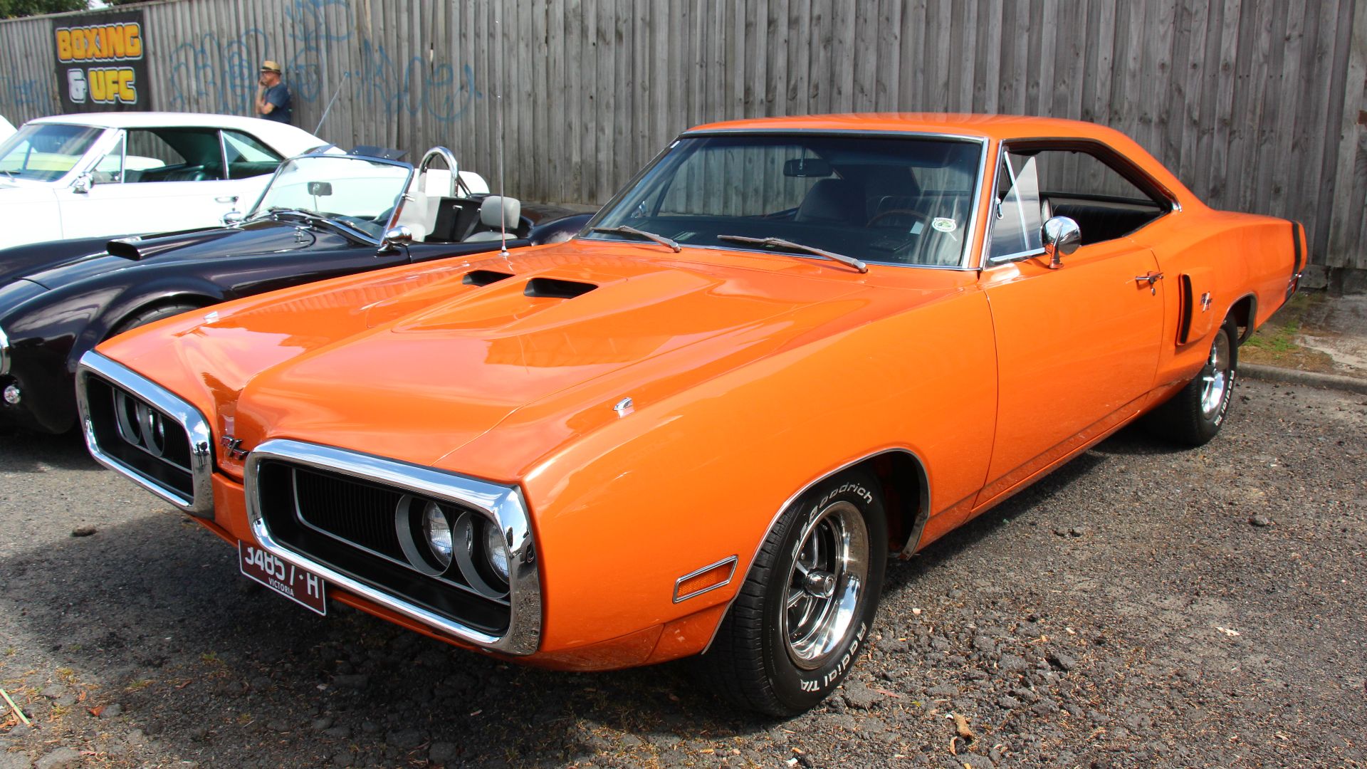 Go Mango.
Coronets were made from 1949-76. This is the 5th generation, 1965-70, now built on the Mopars B Body platform.
The 5th generation was updated in 1968 with a new grille and tail.
Again updated in 1970, a more rounded body and a new front, that