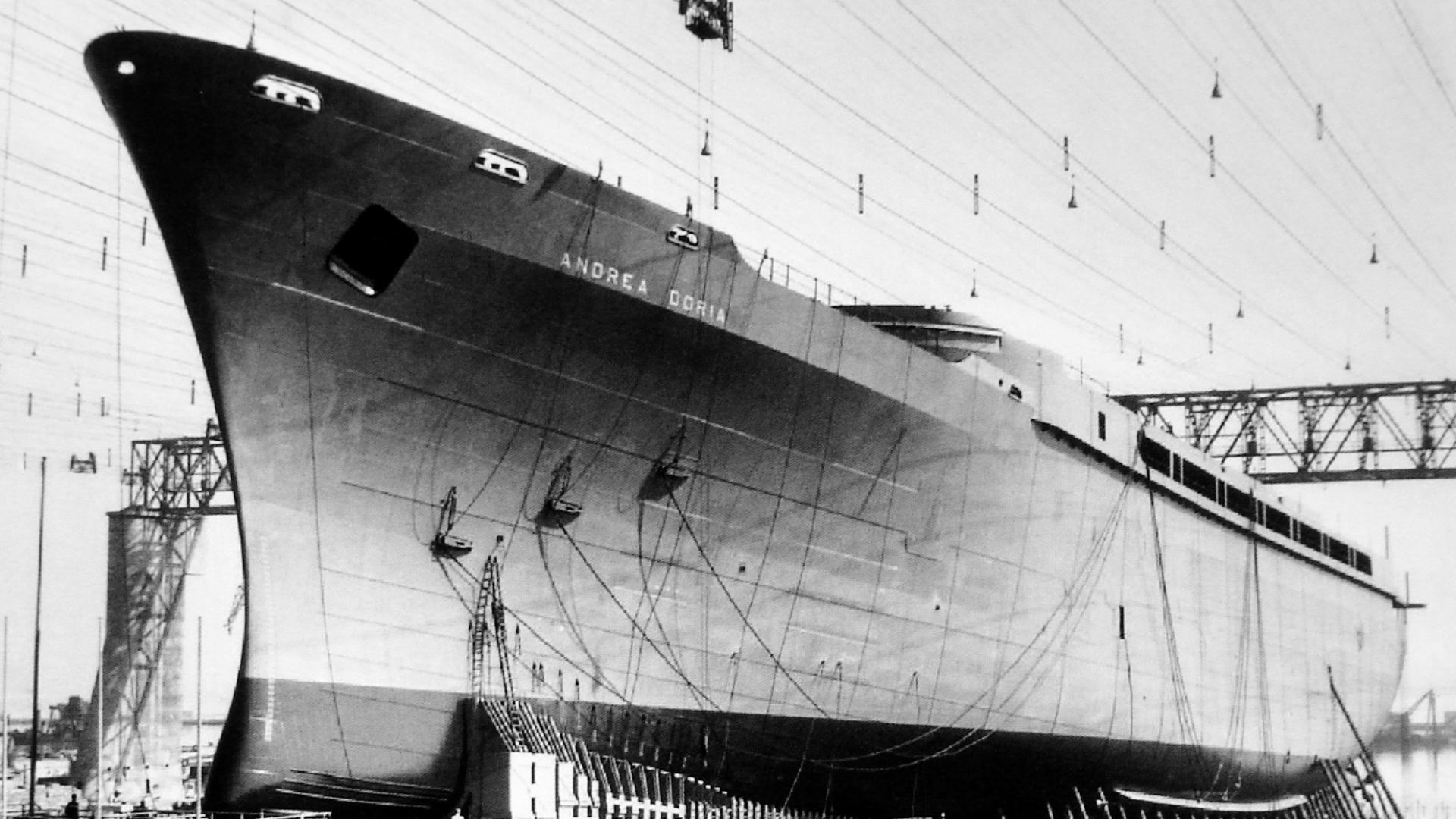 Lo scafo dell'Andrea Doria libero dai ponteggi con la nave che si prepara al varo. Collezione A.C.
