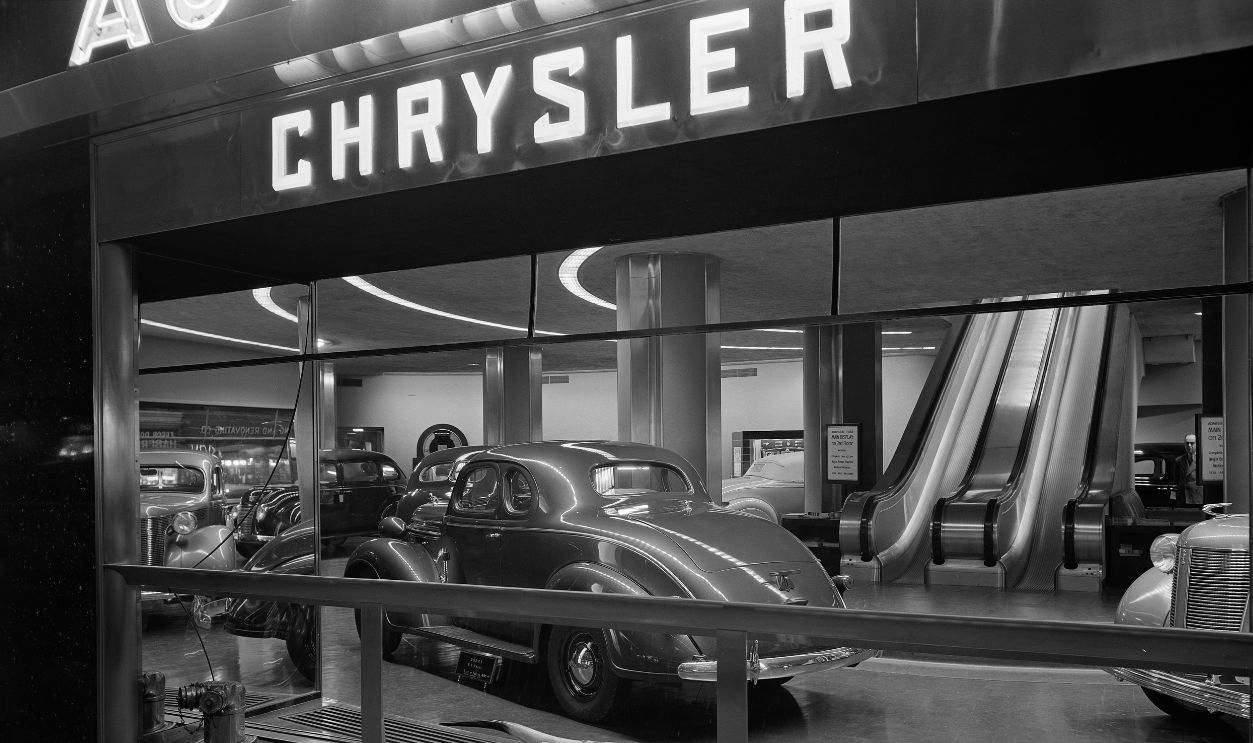  Chrysler showroom, Chrysler Building. Chrysler Building (New York, N.Y.)