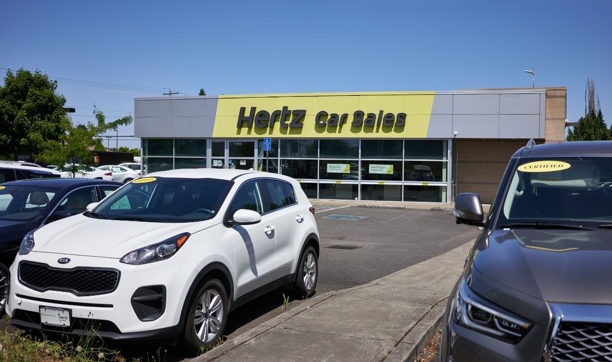 Beaverton, OR, USA - May 29, 2020: Hertz Car Sales Beaverton location exterior. The Hertz Corporation, the second largest US car rental company by sales and fleet size, filed for bankruptcy on May 22.