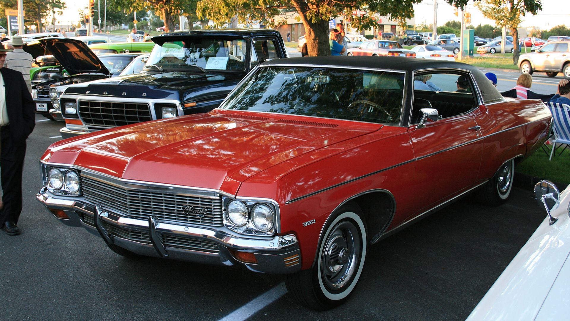 1970 Chevrolet Caprice. The wheels would suggest that this is an Impala rather than a Caprice. Please refer to 1970 Chevrolet brochure at paintref.com