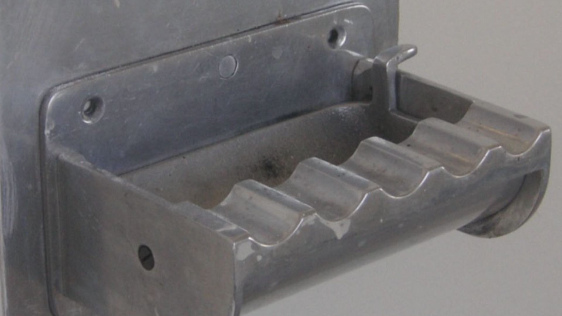 In the days when smoking was still permitted in public buildings, en:ashtrays were fixed to the walls in corridors at regular intervals. Those ashtrays often had removable parts for easy cleaning, as shown in these examples from the ORF Funkhaus (opened i