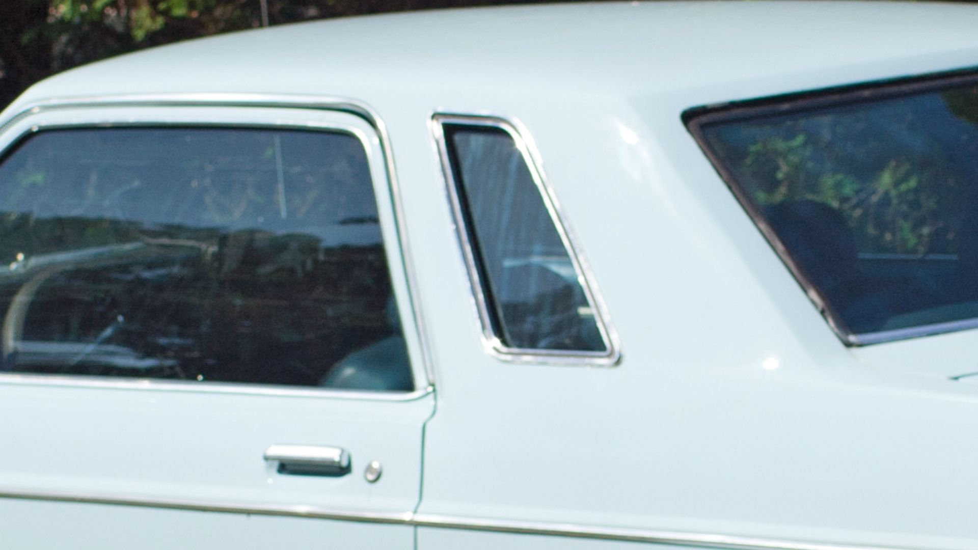 Crop of the original image of the entire 1977 Mercury Monarch two-door coupé to focus on the