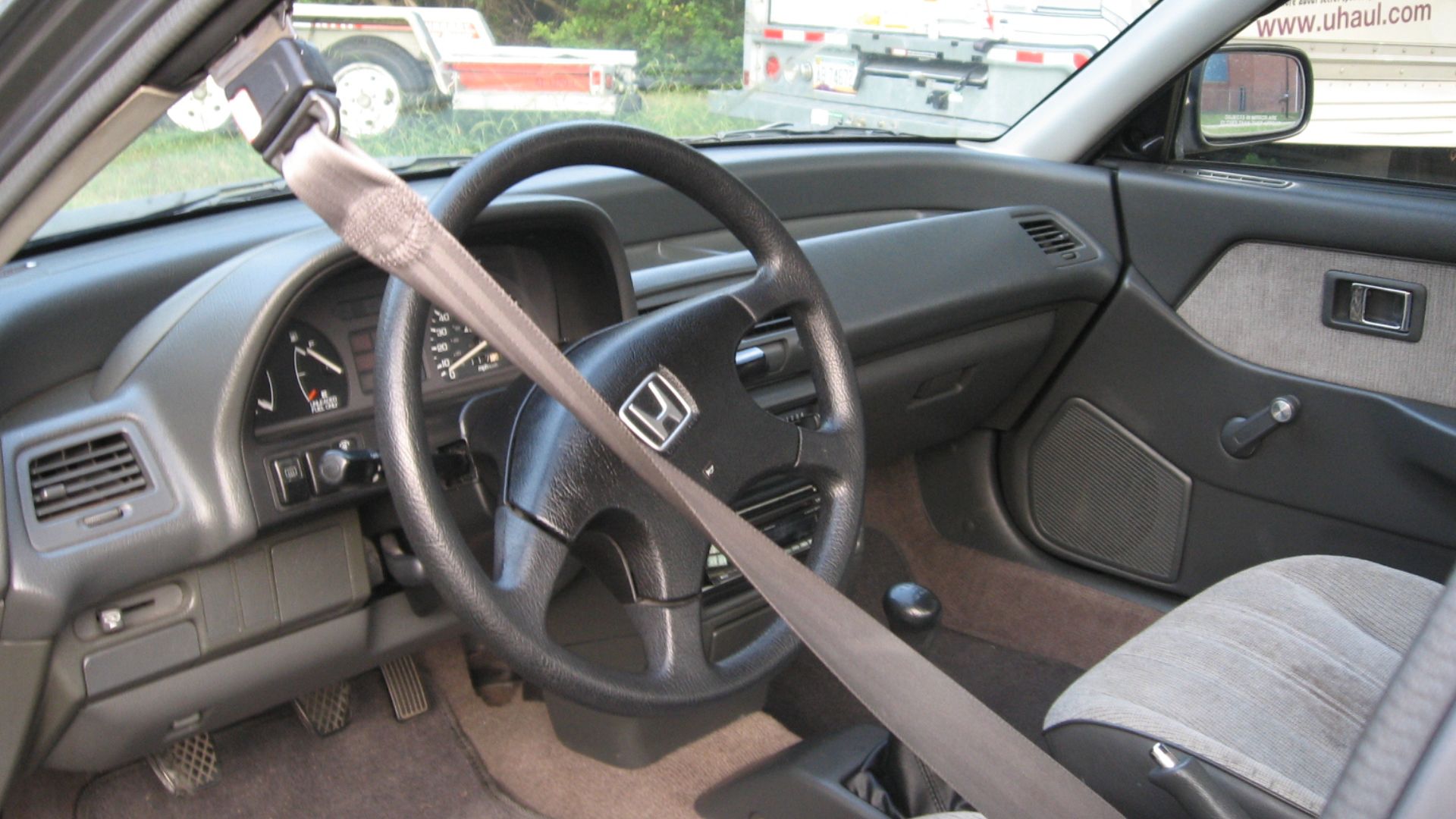 Self-made image of my US-edition 1990 Honda Civic DX, showing interior and automatic seat belt.