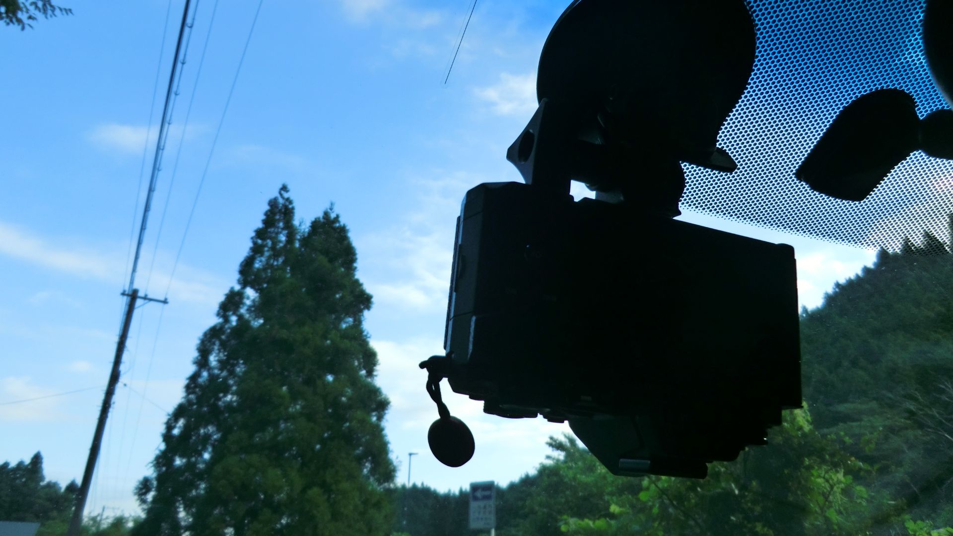 Camera(OLYMPUS OM-D E-M5 Mark II) mounted on windshield with suction cup (Delkin devices Fat Gecko Stealth Mount)