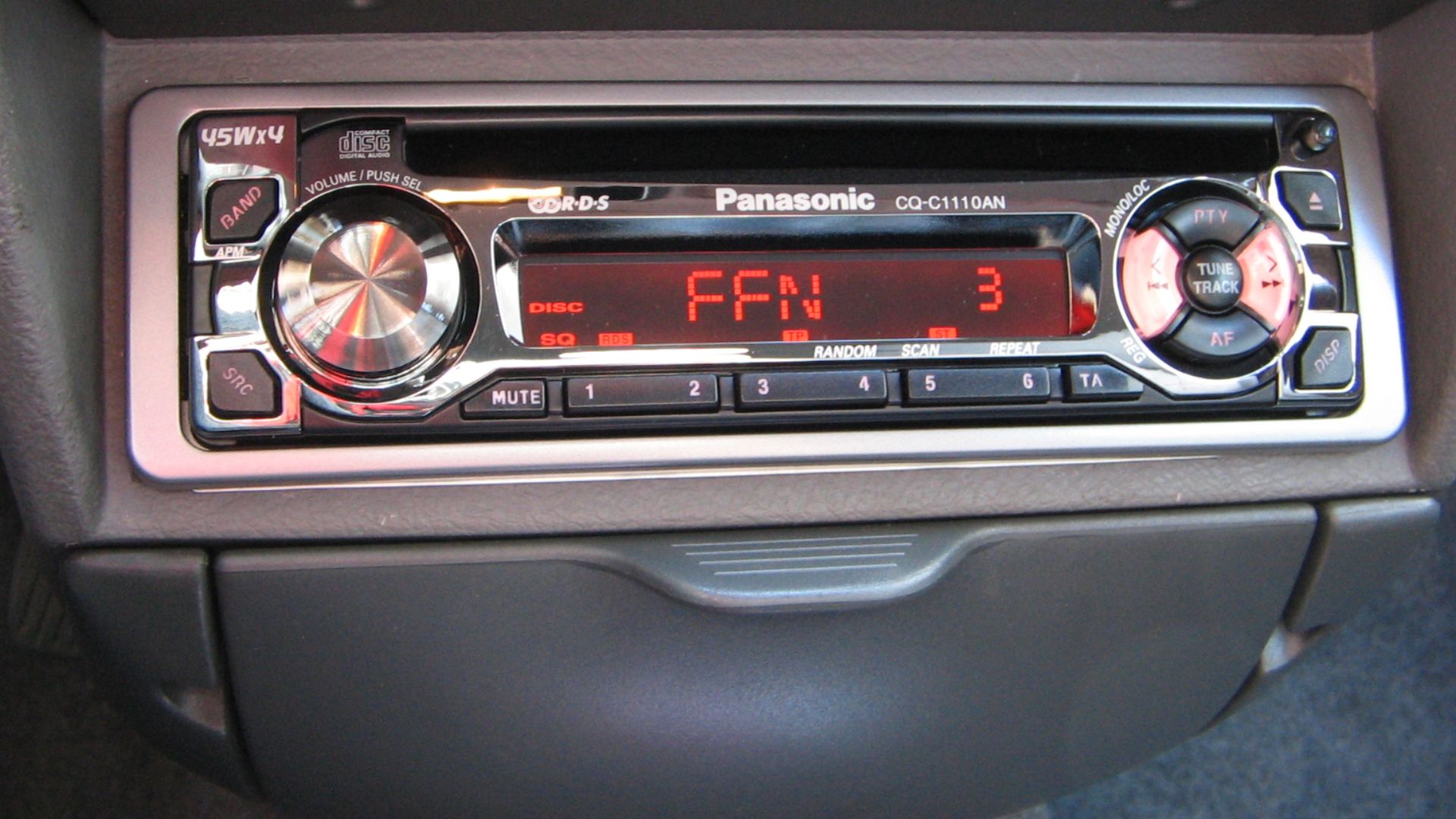 Bildbeschreibung: Panasonic Autoradio
Quelle: selbst fotografiert
Fotograf/Zeichner: Zoidy
Datum: 2. Juni 2006