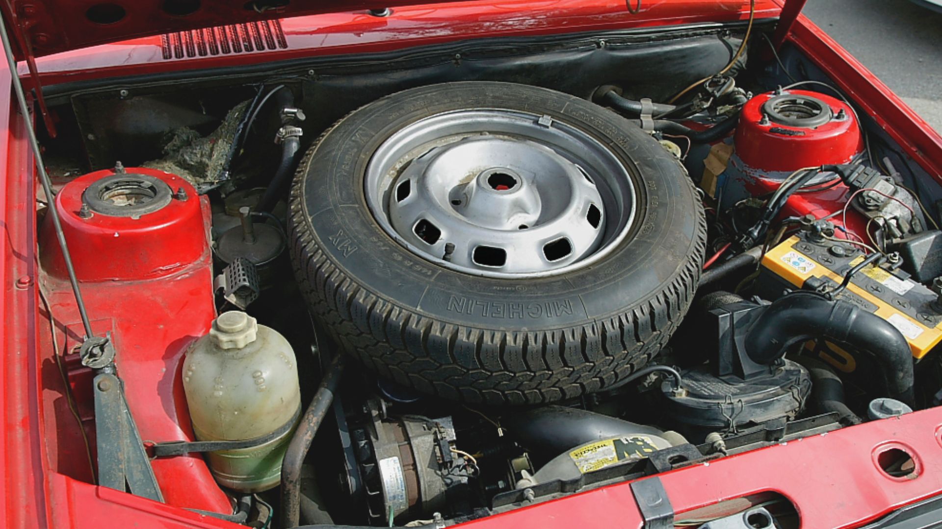 Compartiment moteur d'une Renault 14 TL. Le modèle sera le seul de l'ex-Régie équipé de ce nouveau bloc X de 1 218 cc pour 57 ch, apparu en 72 et assemblé à la FM de Douvrin (62). Il est en revanche monté sur de nombreux véhicules du groupe PSA, et évolue