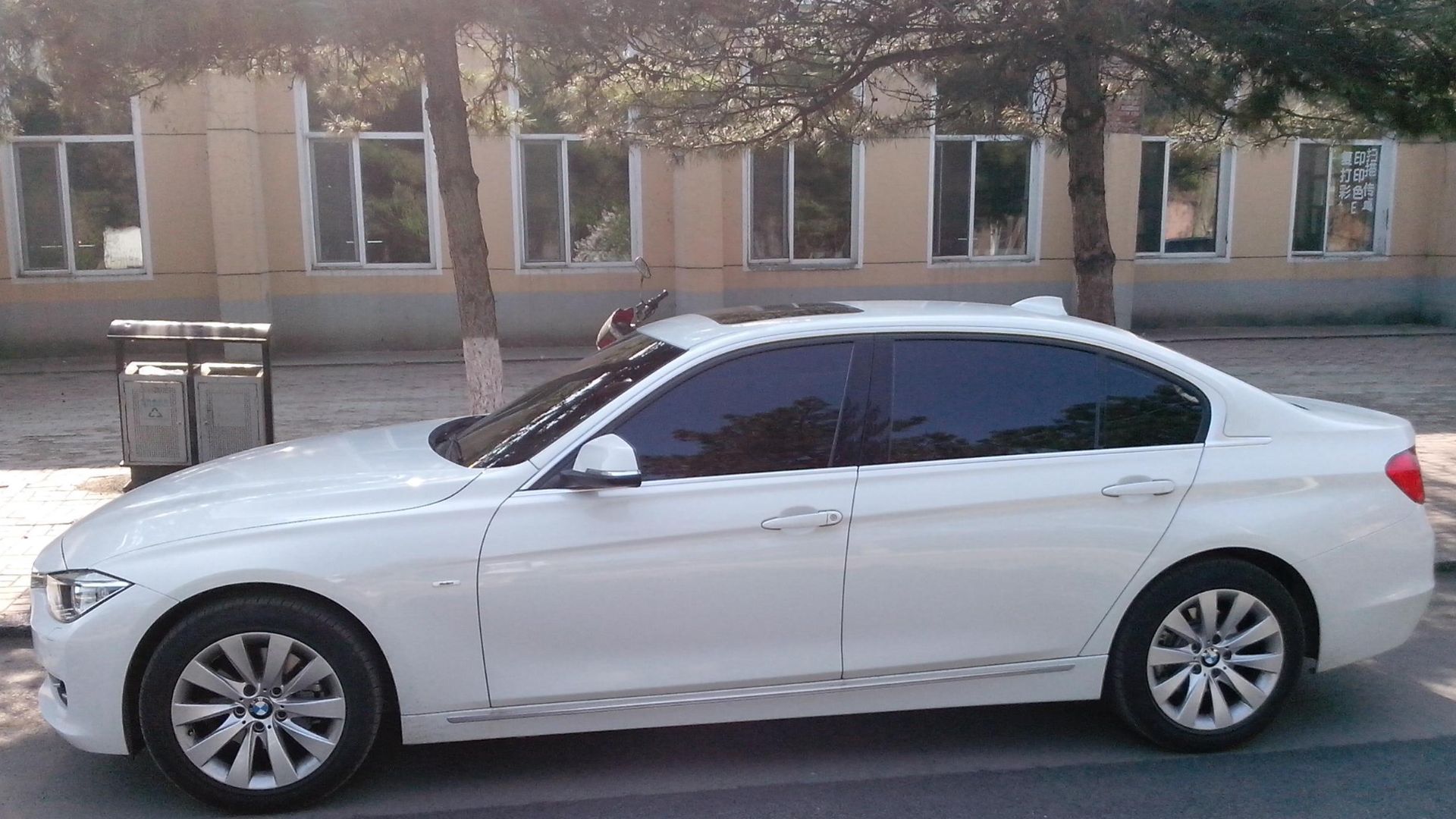 Long-wheelbase BMW 3 Series (F35) in China. The chrome decoration on the doors distinguishes the F35 from the standard F30.