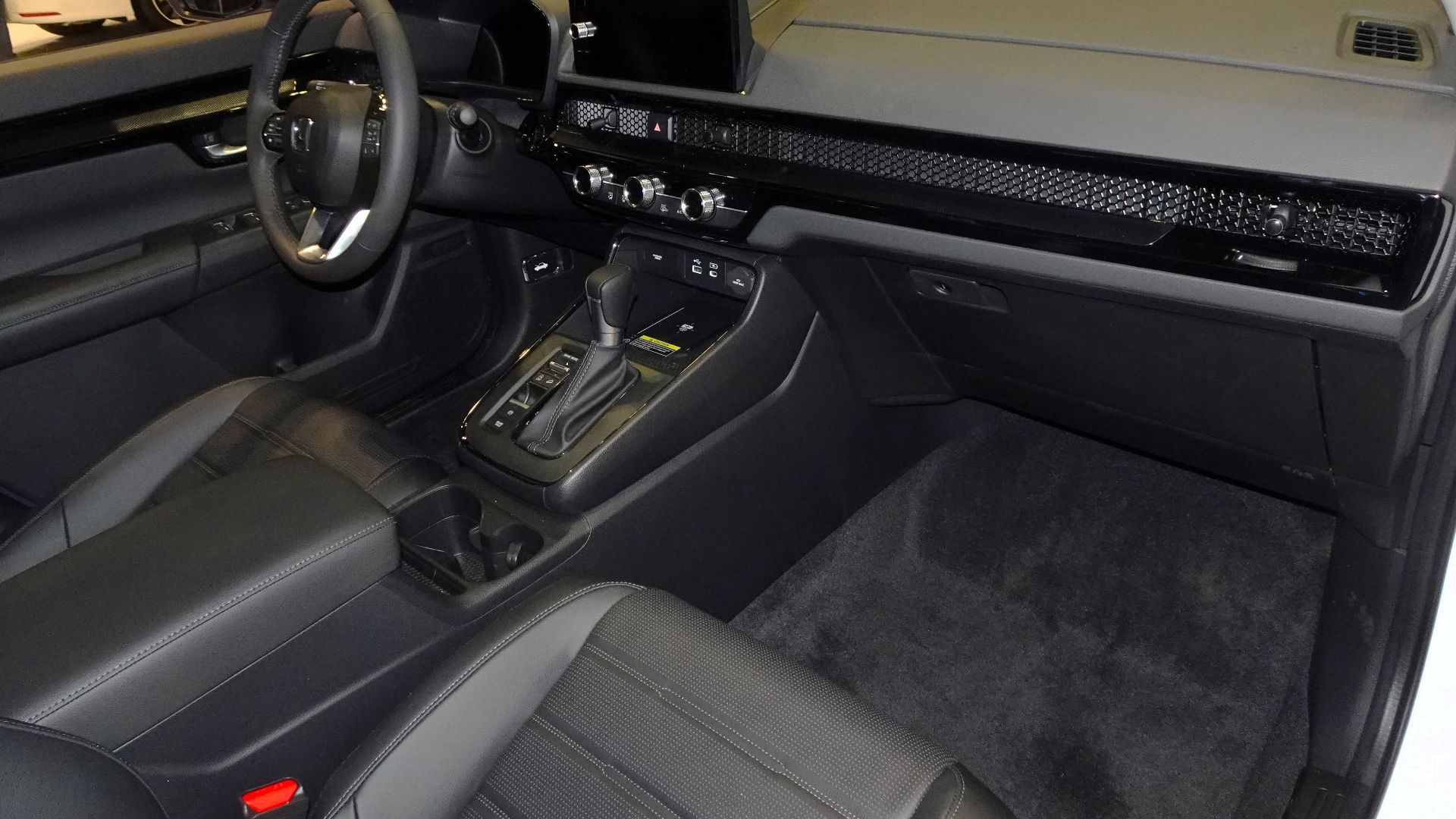 Production: 1995 -
Generation: Sixth (2022 - )
Engine: 1,5 litre R4 (petrol)
Power: 193 PS
Gearbox: CVT
Layout: front engine, all wheel drive

This Platinum White CR-V has a list price of $37.510.