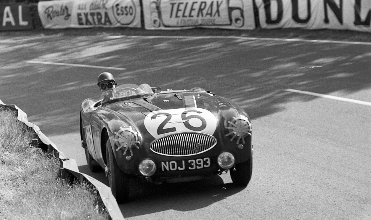 Getty Images - 961349544 - Lance Macklin, Austin-Healy 100S, 24 Hours of Le Mans, Le Mans, 11 June 1955.