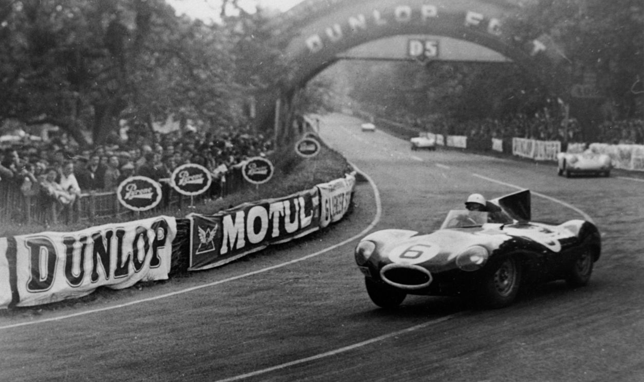 Getty Images - 1181837786 - Jaguar D type, Bueb/Hawthorn 1955 Le Mans. 