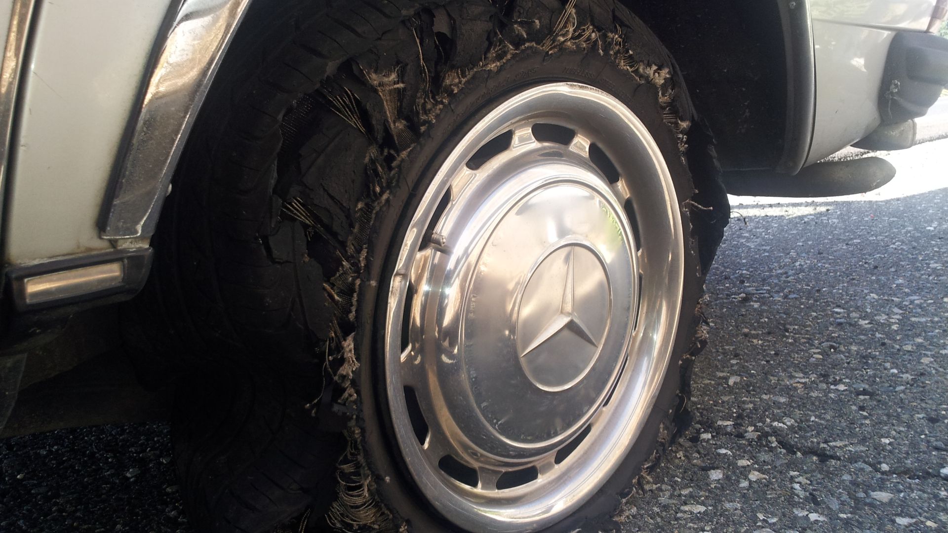 高速道路走行中バーストしたタイヤ。

195/70R14 日本製タイヤ。