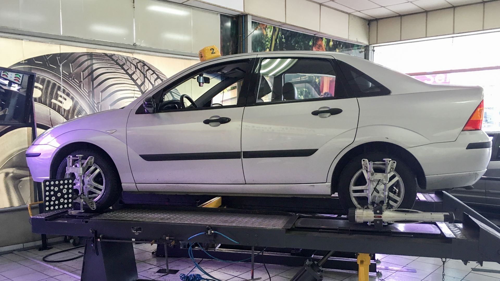 Wheel alignment of a Ford Focus sedan