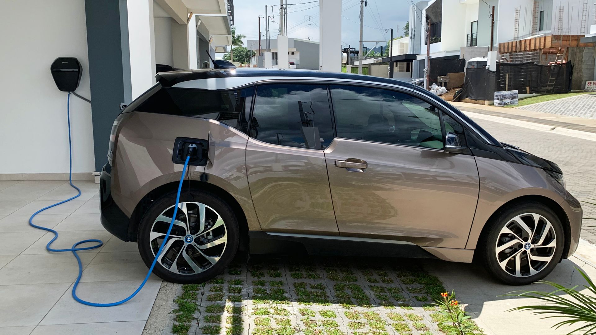 BMW i3 charging at a residential 220-240V (L2) wallbox. Tres Ríos, Costa Rica