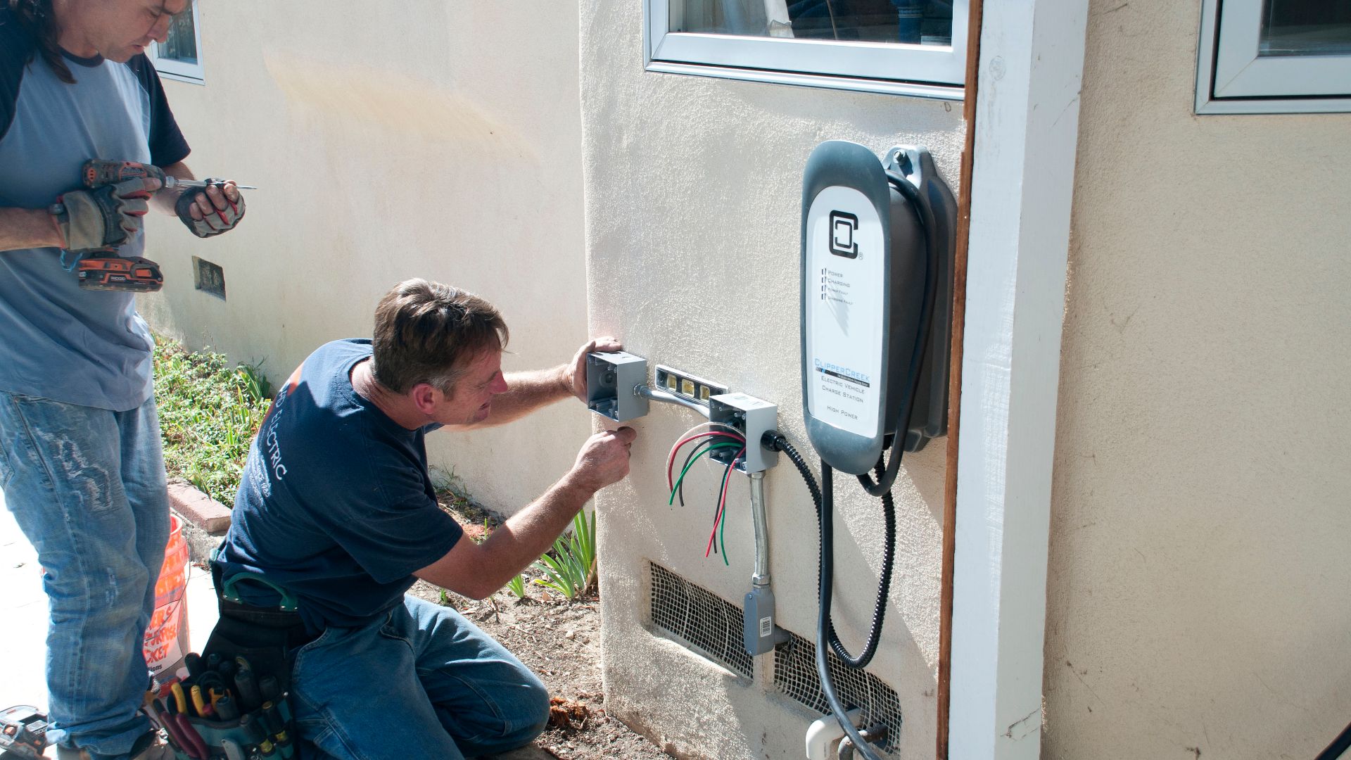 EVSE Install by Croad Electric. Chuck Crowell, Louie Luna. HSC-40 hardwired on exterior wall. NEMA 14-50R, junction box, and switch. Switch controls both EVSE and NEMA 14-50R. 40-Amp circuit. Nies-Gipe house for charging 2015 Leaf S with QC.