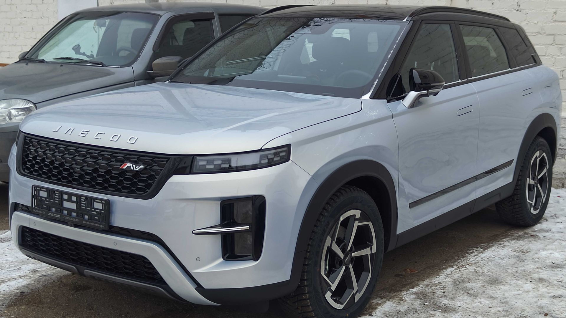 Front view of a light blue Jaecoo J7 1.5T DCT Limited Edition Top with a black roof