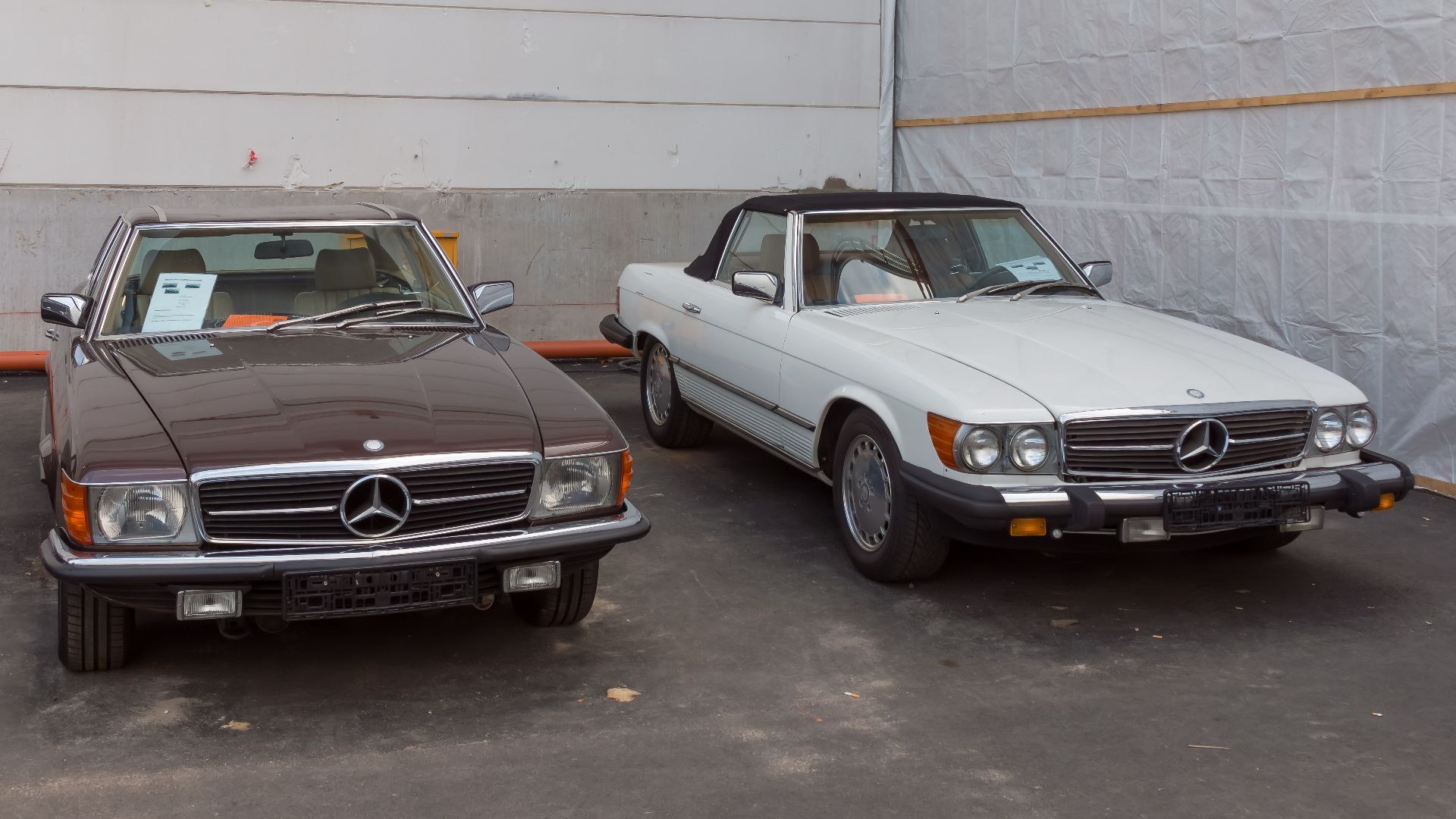 Two Mercedes-Benz SL (R107) side by side at Techno-Classica 2018, Essen