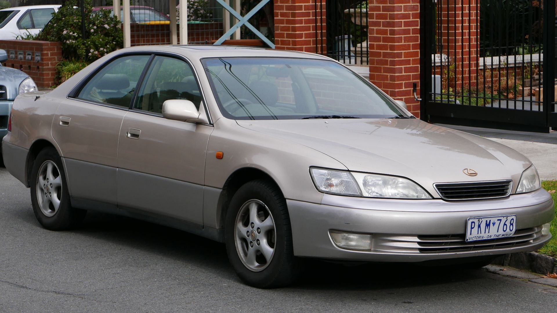 1998 Lexus ES 300 (MCV20R) LXS sedan. Photographed in Alphington, Victoria, Australia.