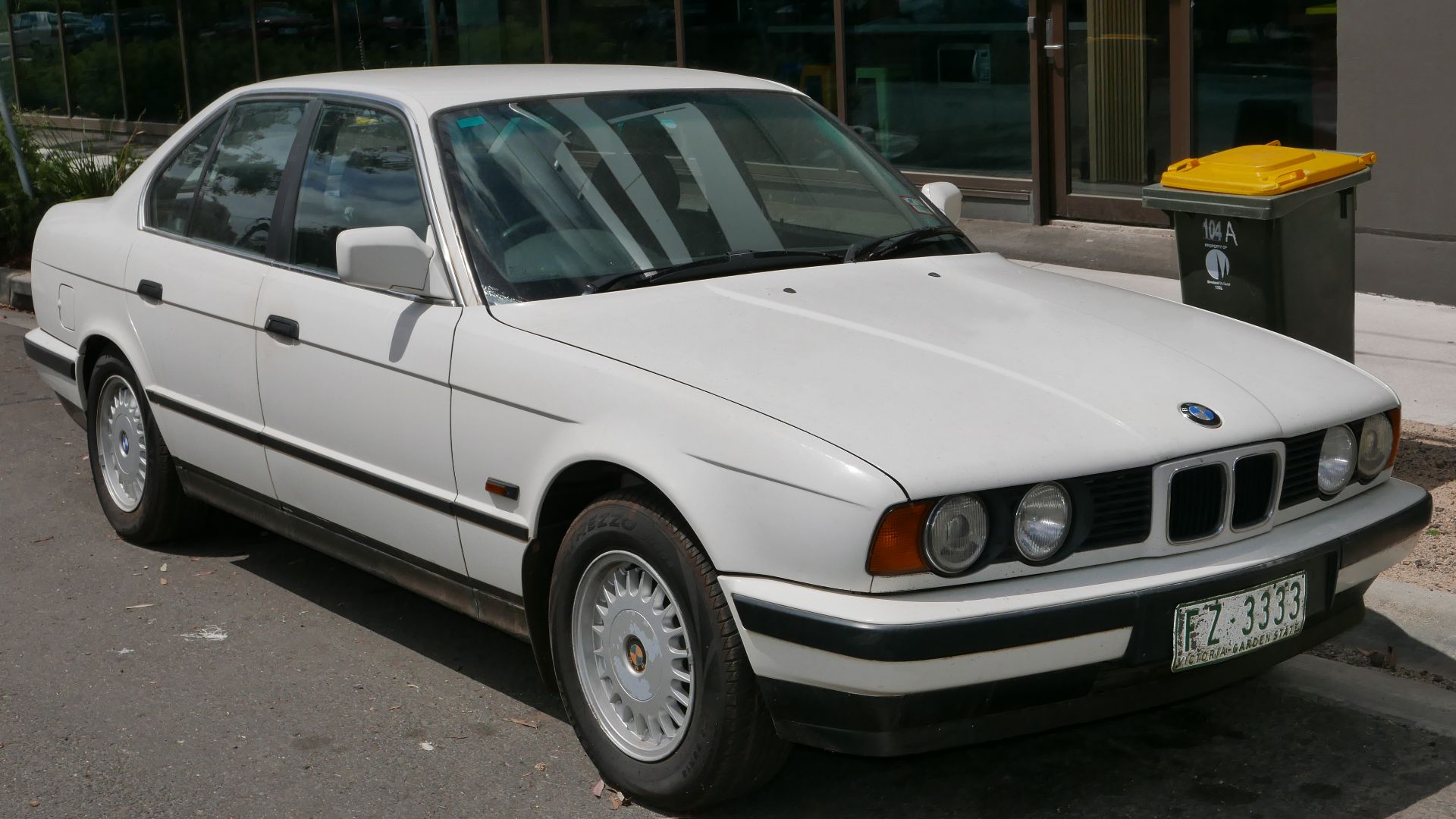 1989 BMW 525i (E34) sedan. Despite the date discrepancy between the description and the vehicle registration information below, a check of the VIN reveals a