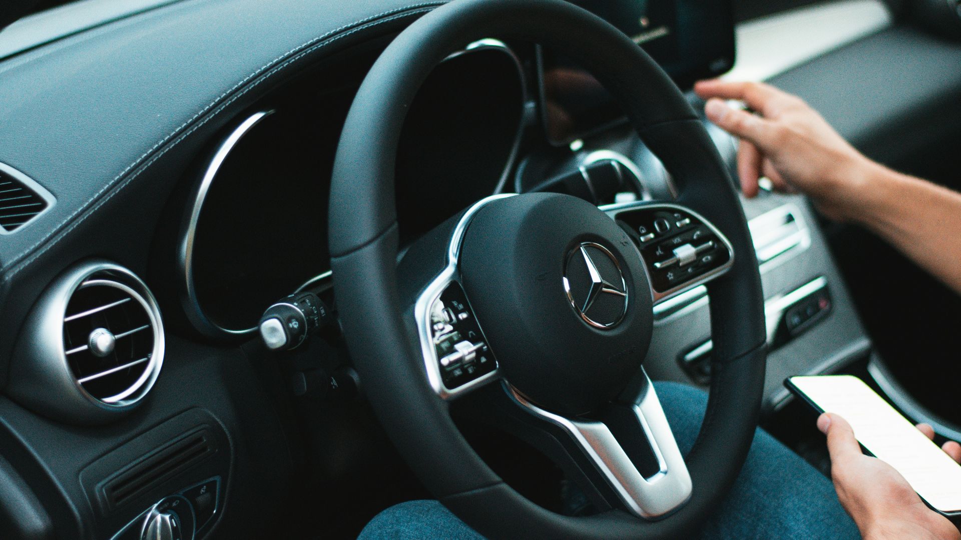 black mercedes benz steering wheel