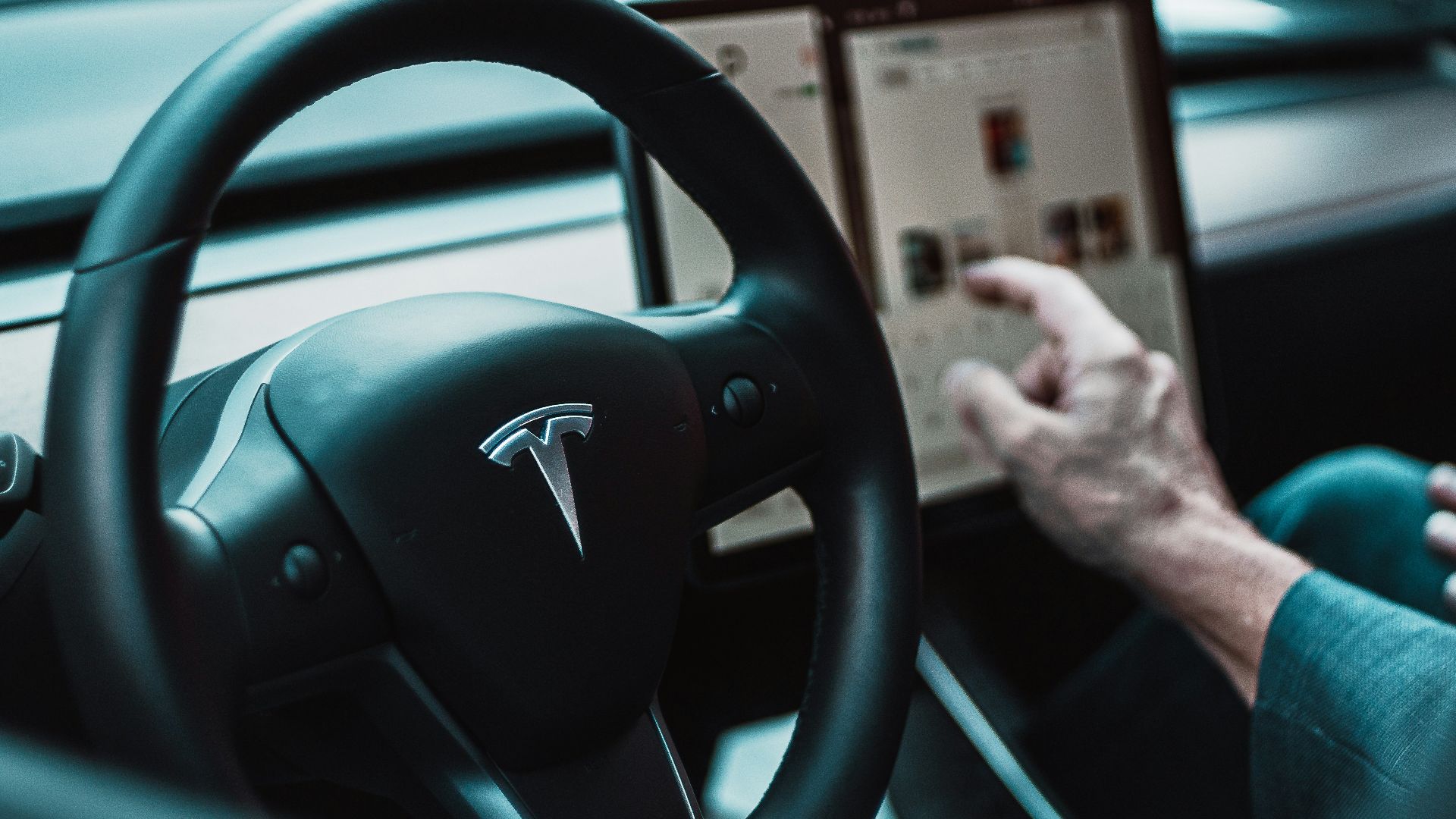 black Tesla steering wheel