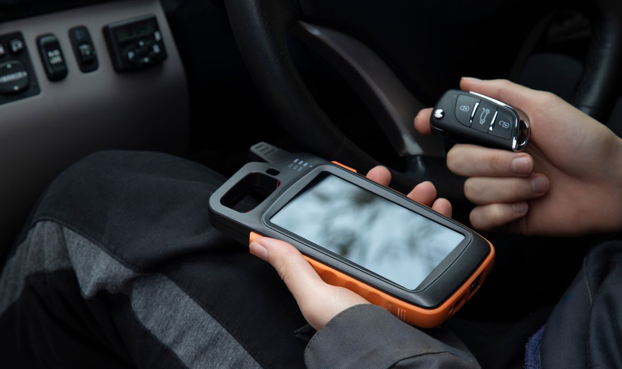 Shutterstock - 2680581861 - Production of car keys, Programming of car keys and repair.