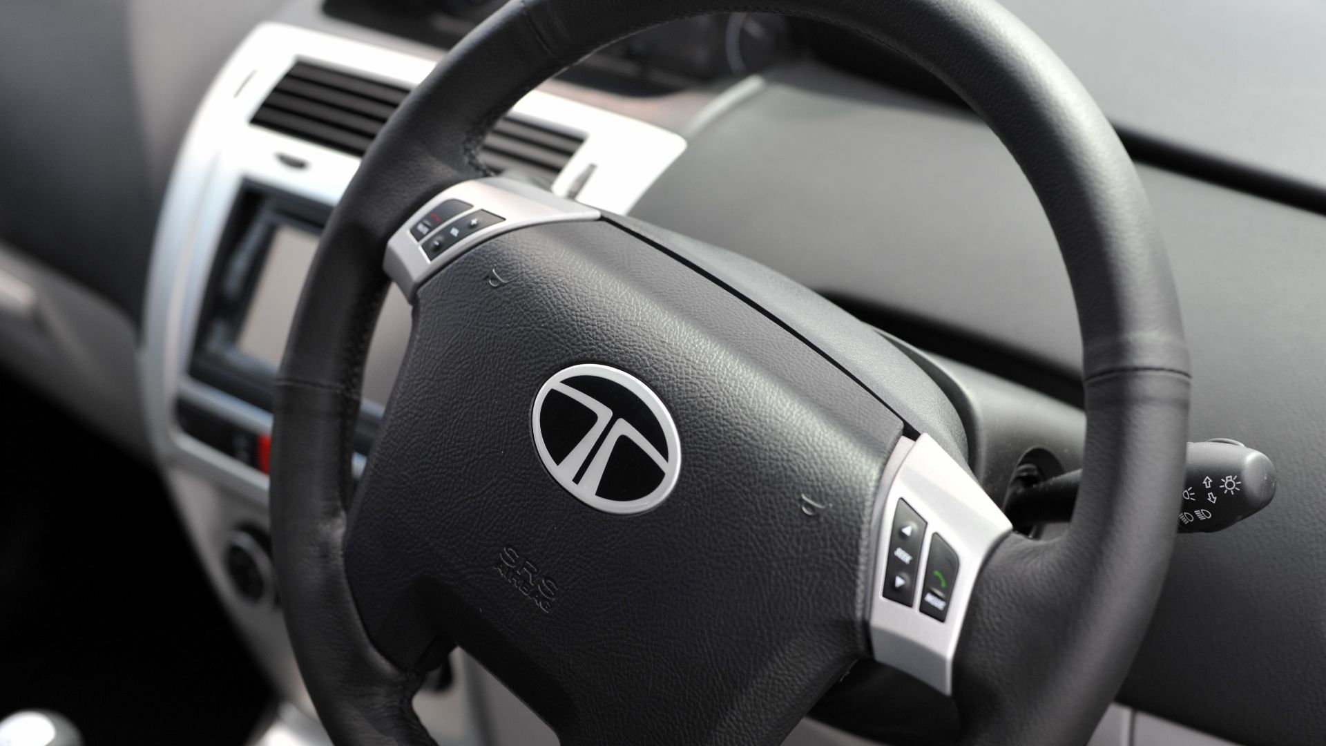 Indica Vista EV Steering wheel with in-call audio / phone controls and integrated GPS unit.