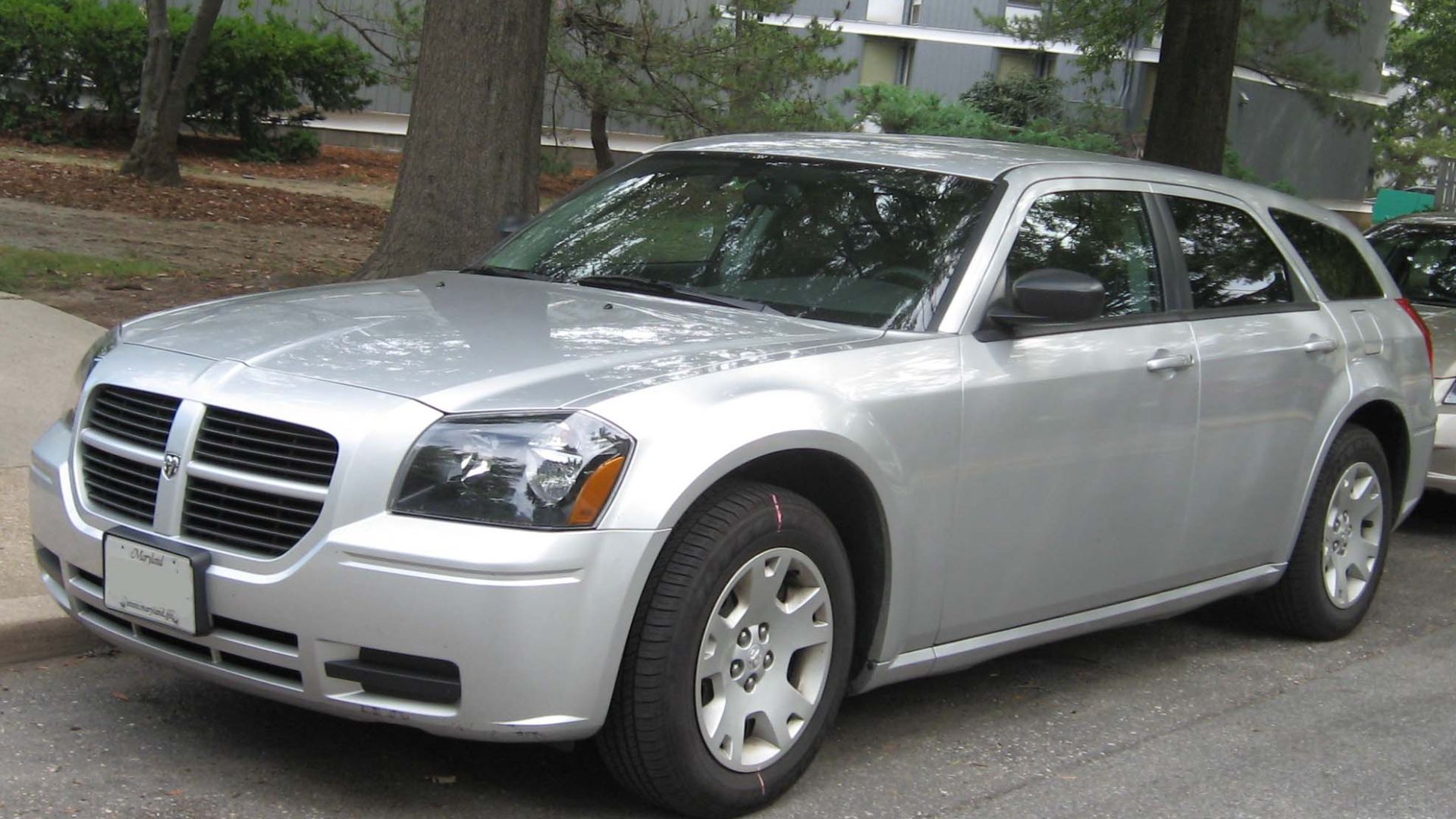2005-2007 Dodge Magnum photographed in College Park, Maryland, USA.