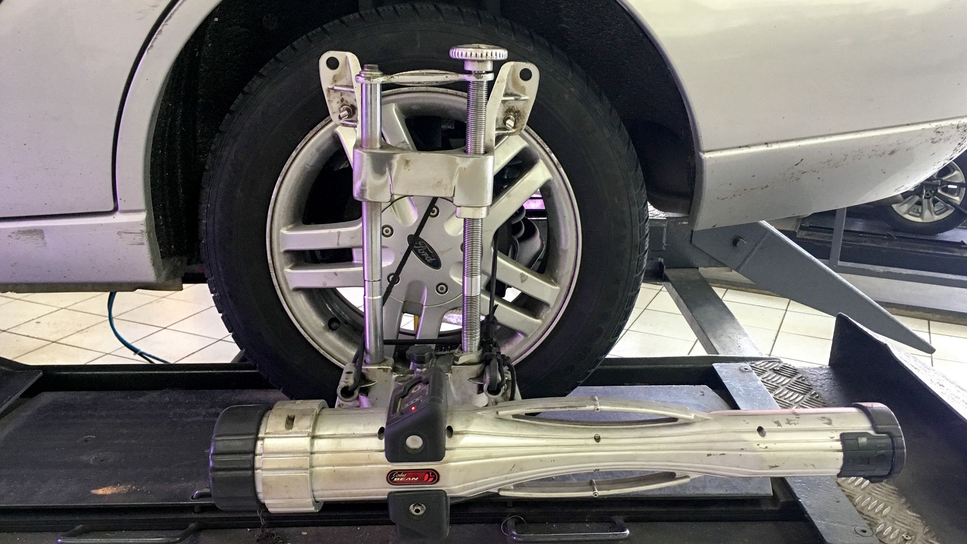 Wheel alignment of a Ford Focus sedan