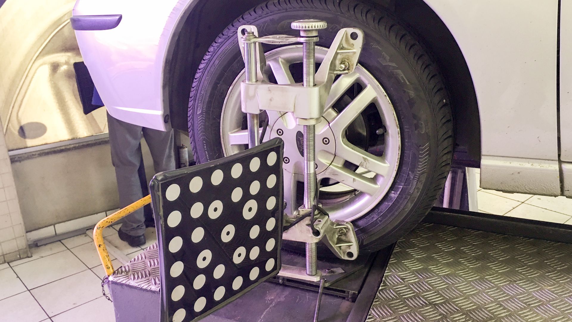 Wheel alignment of a Ford Focus sedan