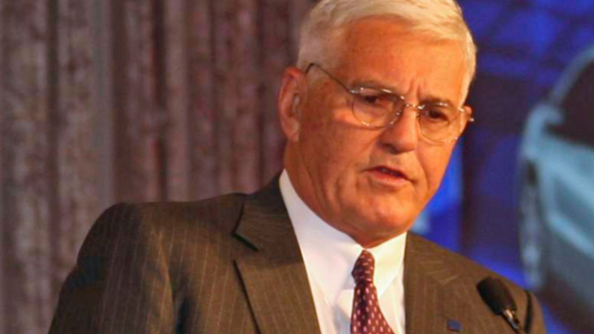 Bob Lutz speaking in Detroit, Michigan in October 2008.