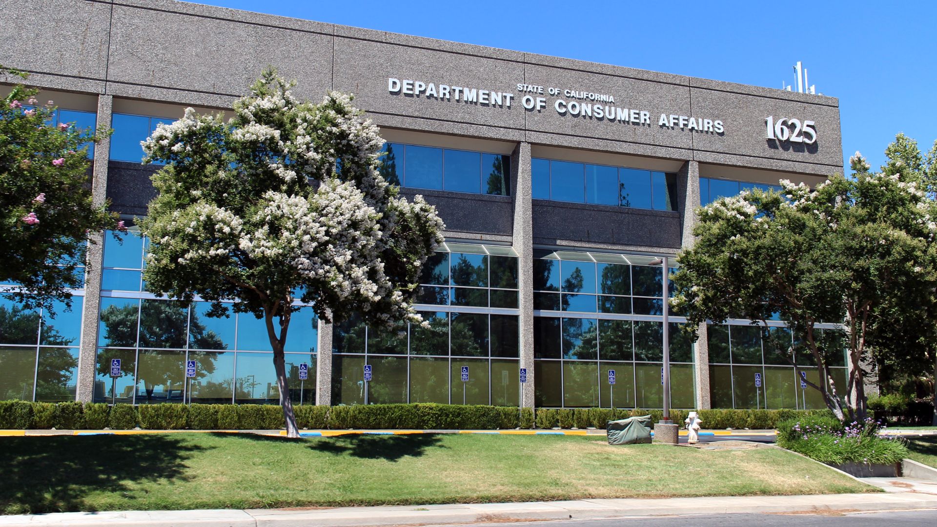 1625 Market Boulevard in Sacramento, California. At the time this photo was taken, this office building was home to the headquarters of the California Department of Consumer Affairs. Photographed by user Coolcaesar on July 5, 2021.