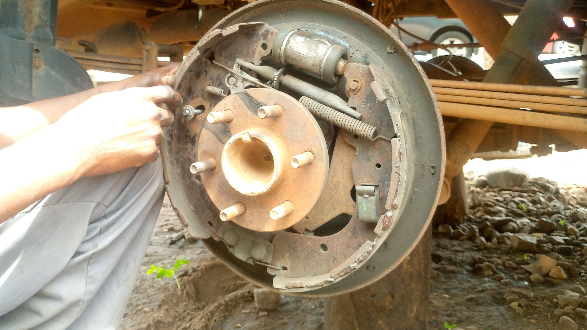 An auto mechanic working on the wheels of the car