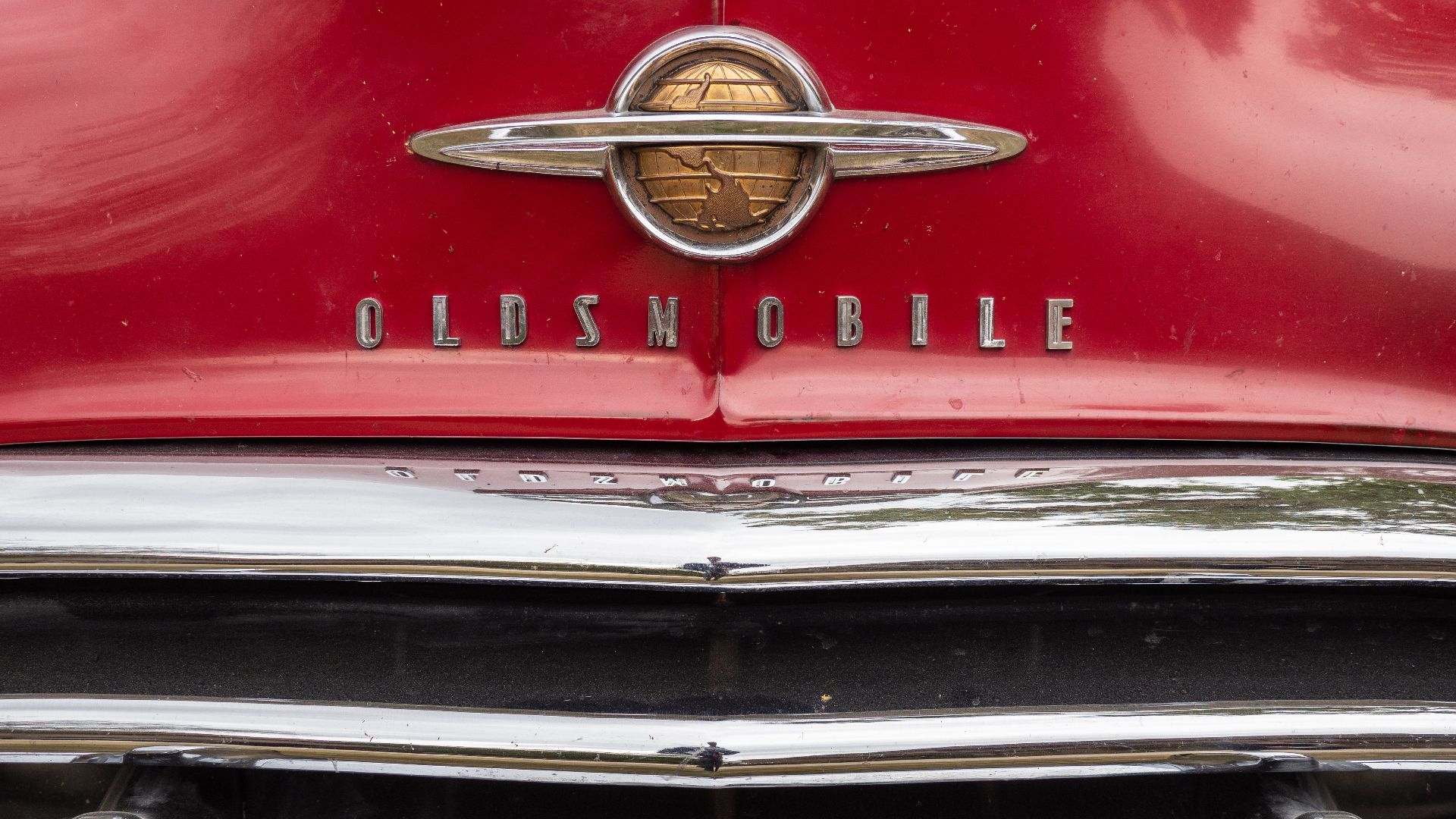 Logo on the hood of an Oldsmobile 88 4-door sedan BJ.1949 at the 5th US-Car-meeting in Gut Leimershof near Bamberg