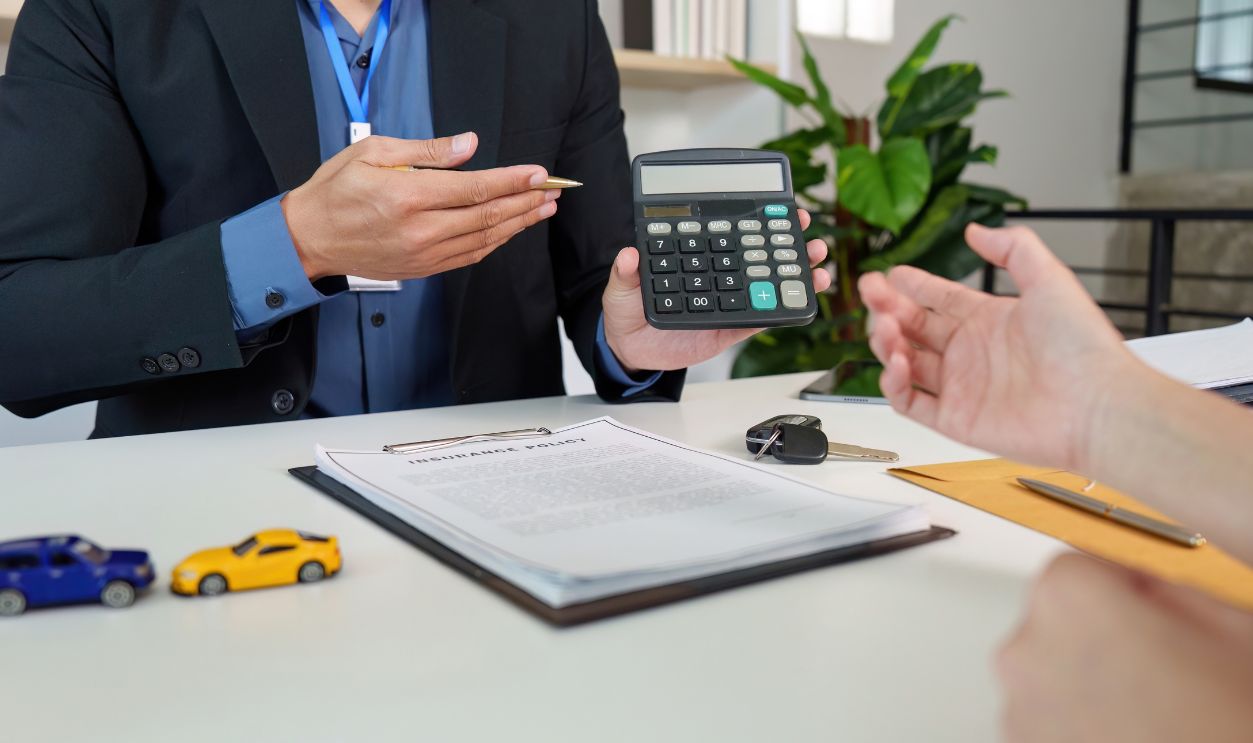 Shutterstock-2674428353, Insurance Consultation. Agent showing calculator to client.