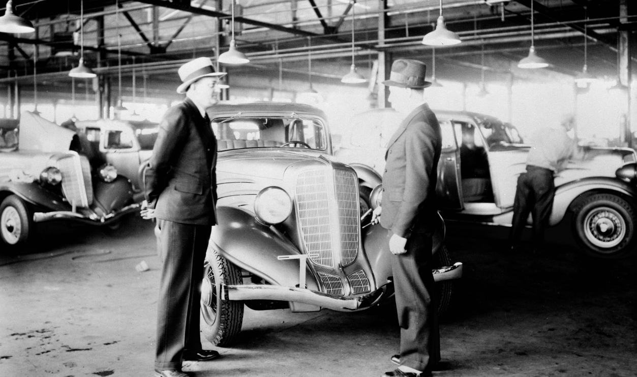 PHOTOCOPY OF CA. 1934 VIEW OF AUTOS, AUTO COMPANY OFFICIALS, IN FRONT OF FINISHED AUTO - Lexington Motor Company, Eighteenth Street and Columbia Avenue, Connersville, Fayette HAER IND,21-CONVI,7-17.tif