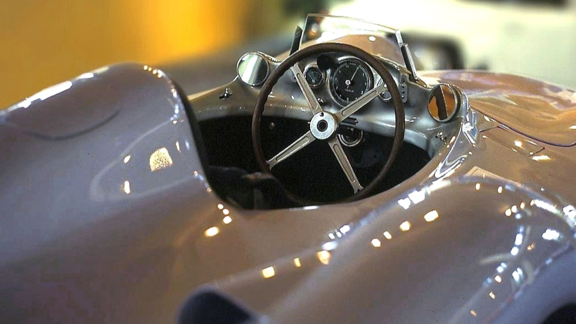 File:Mercedes-Benz W 196 Stromlinie (Cockpit) - Nürburgringmuseum 1993.jpg