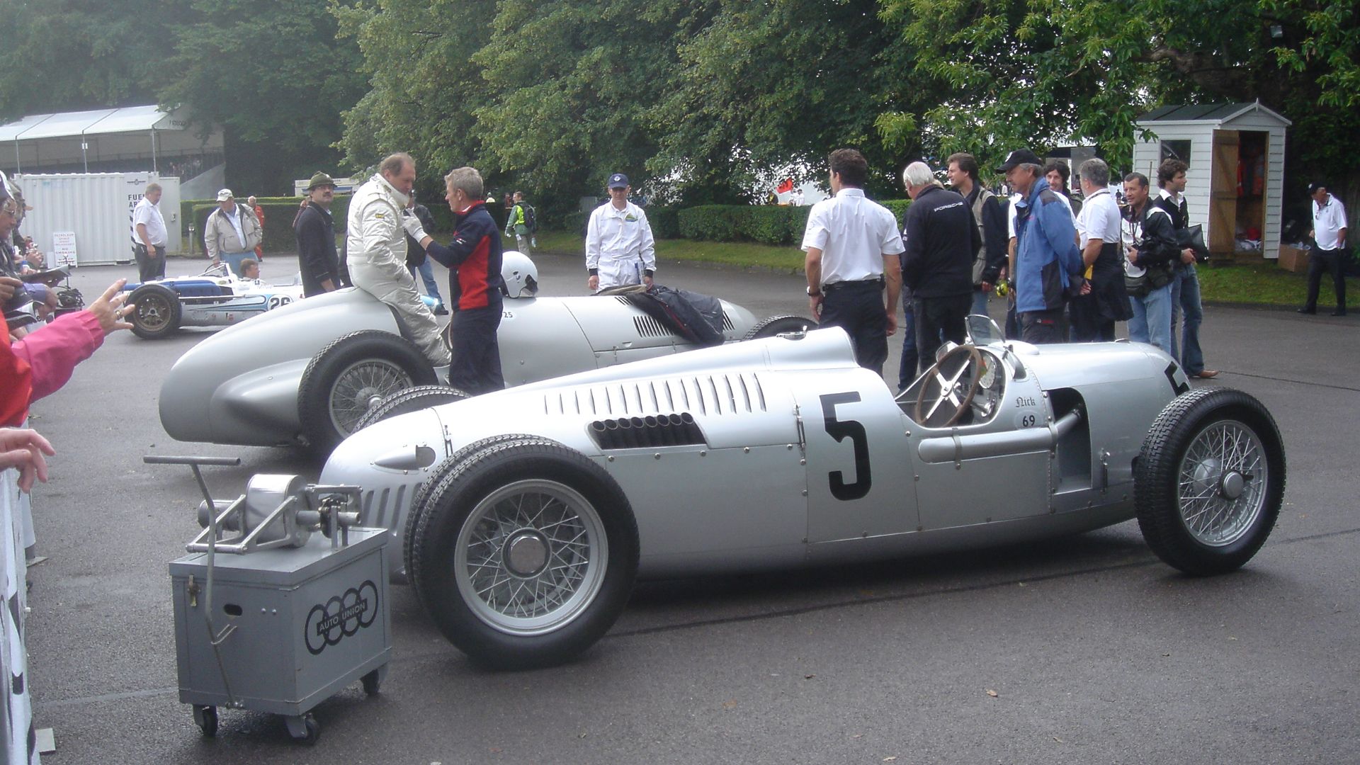 Goodwood Festival of Speed 2007 -
Auto Union and Mercedes silver arrows prepare for start