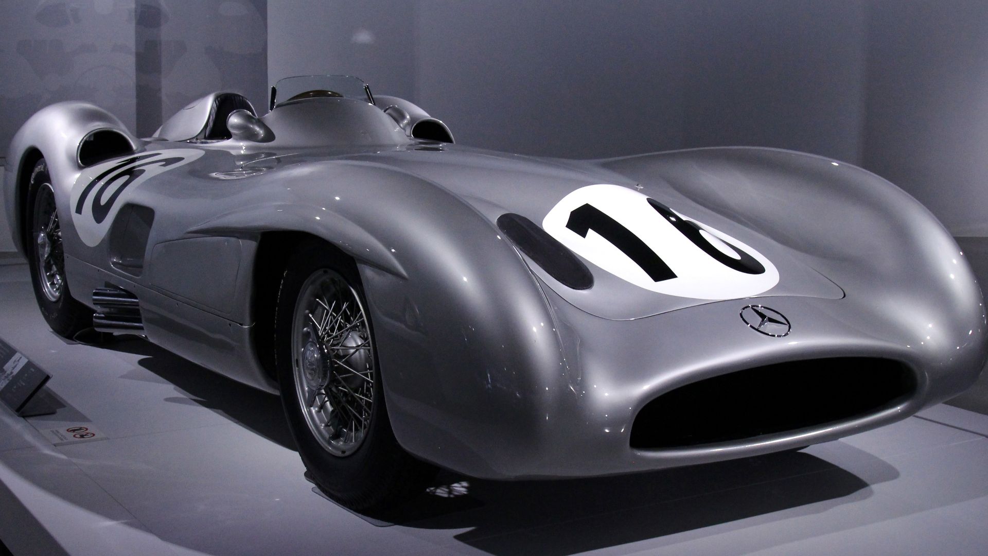 It featured a fuel -injected straight-eight engine, five-speed transmission, a tubular space frame and a stunning streamlined body that was developed in a wind tunnel 
Petersen Automotive Museum

Los Angeles, CA California