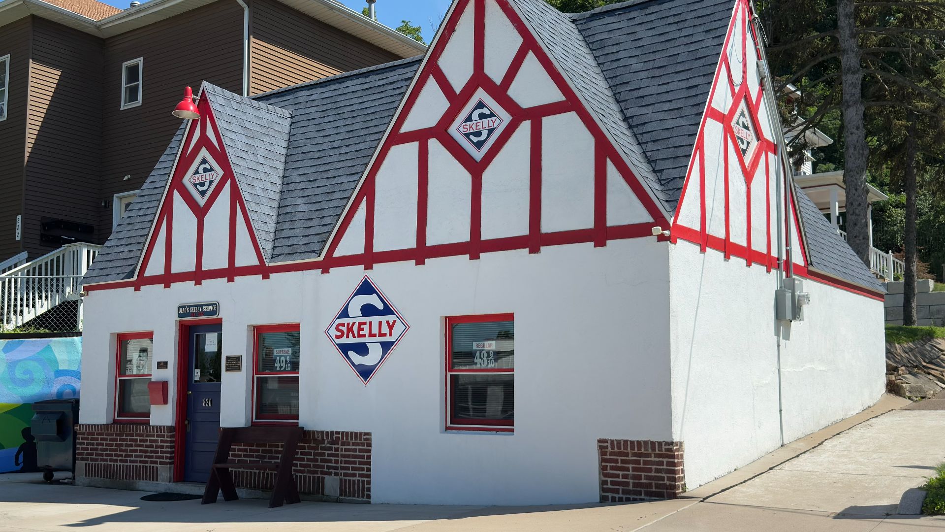 A former Skelly Service Station in Moline, Illinois.