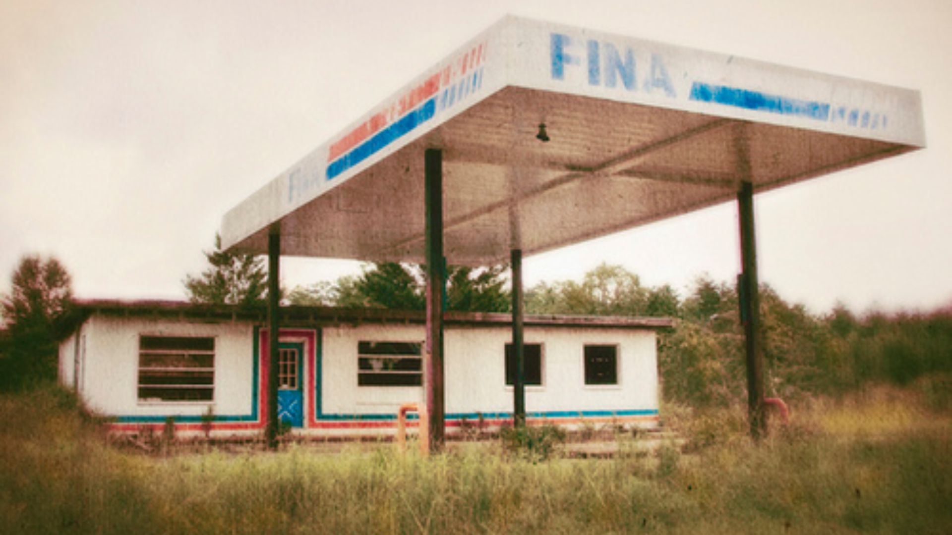 closed Fina Gas Station in Florida