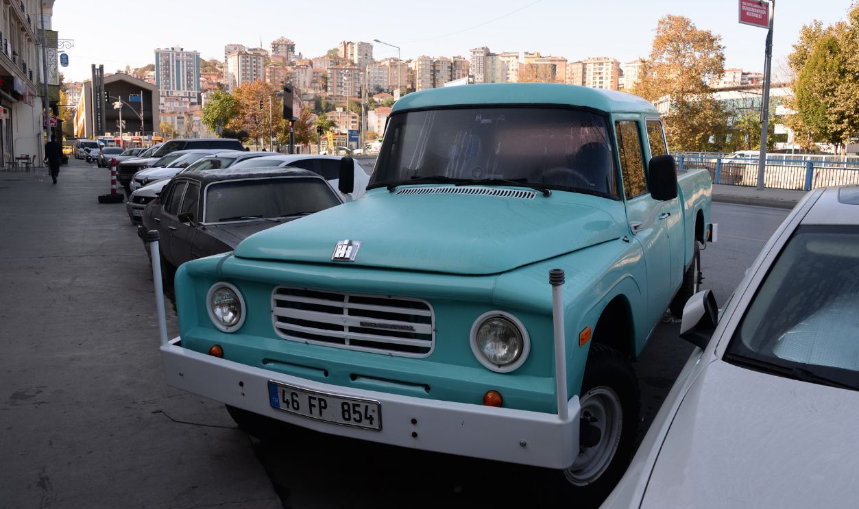 Shutterstock - 1646418421 - Offroad retro car International Harvester Travelette on the street of Istanbul.
