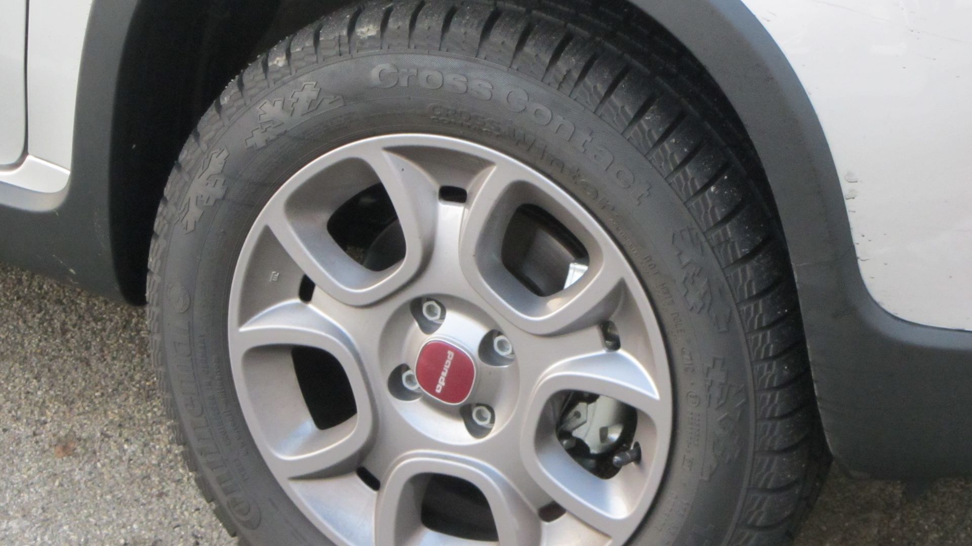 Cerchio in lega con pneumatici invernali di una Panda 4x4 del 2012