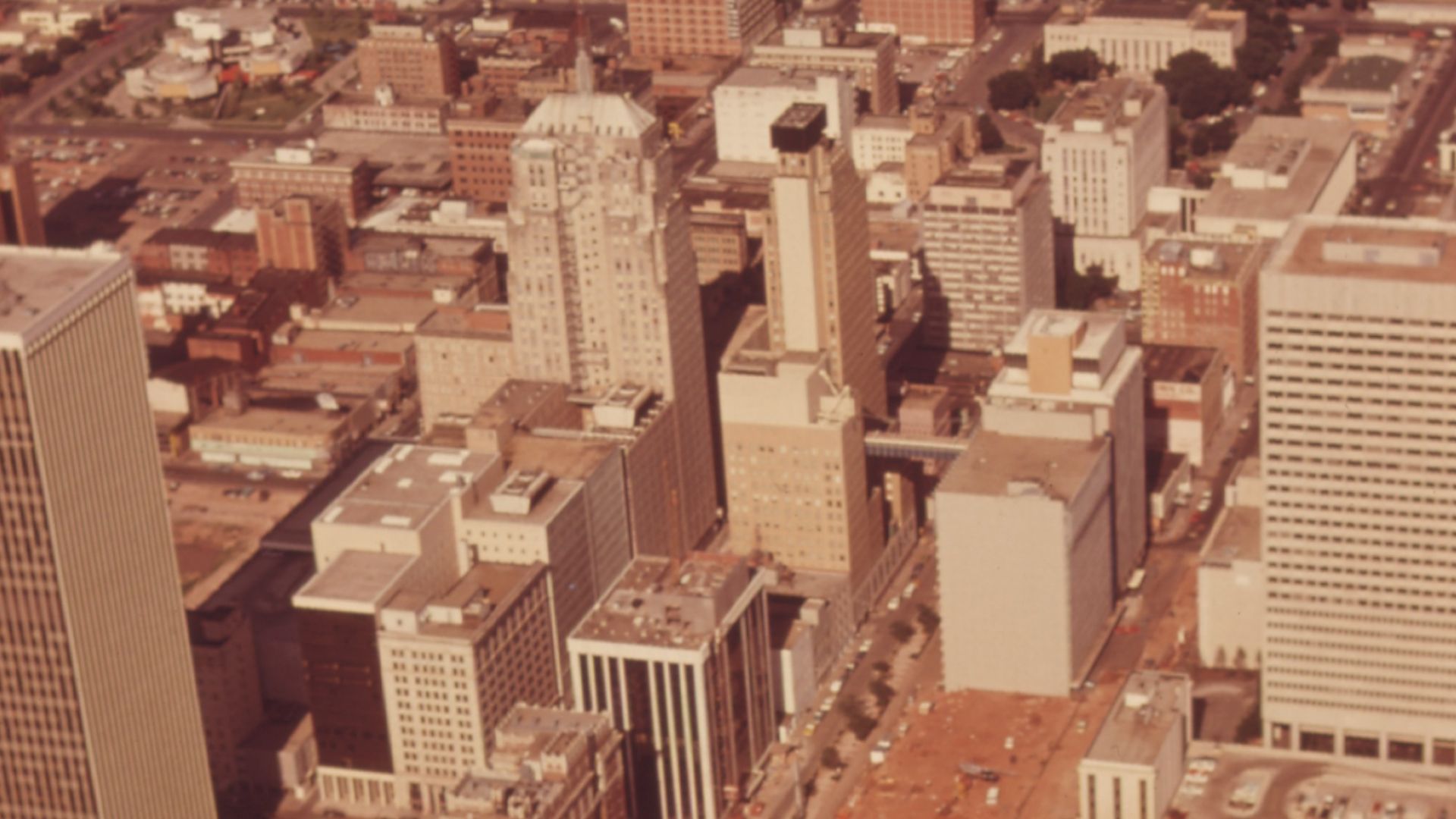 File:AN AERIAL VIEW OF THE LONE STAR AS IT MAKES ITS WAY THROUGH DOWNTOWN OKLAHOMA CITY ENROUTE FROM CHICAGO TO HOUSTON... - NARA - 556030.jpg