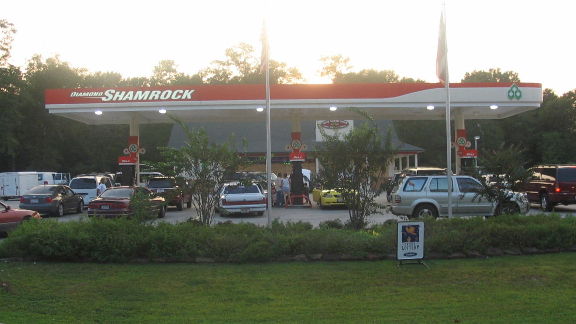 File:Hurricane Evacuation small-town gas station.jpg