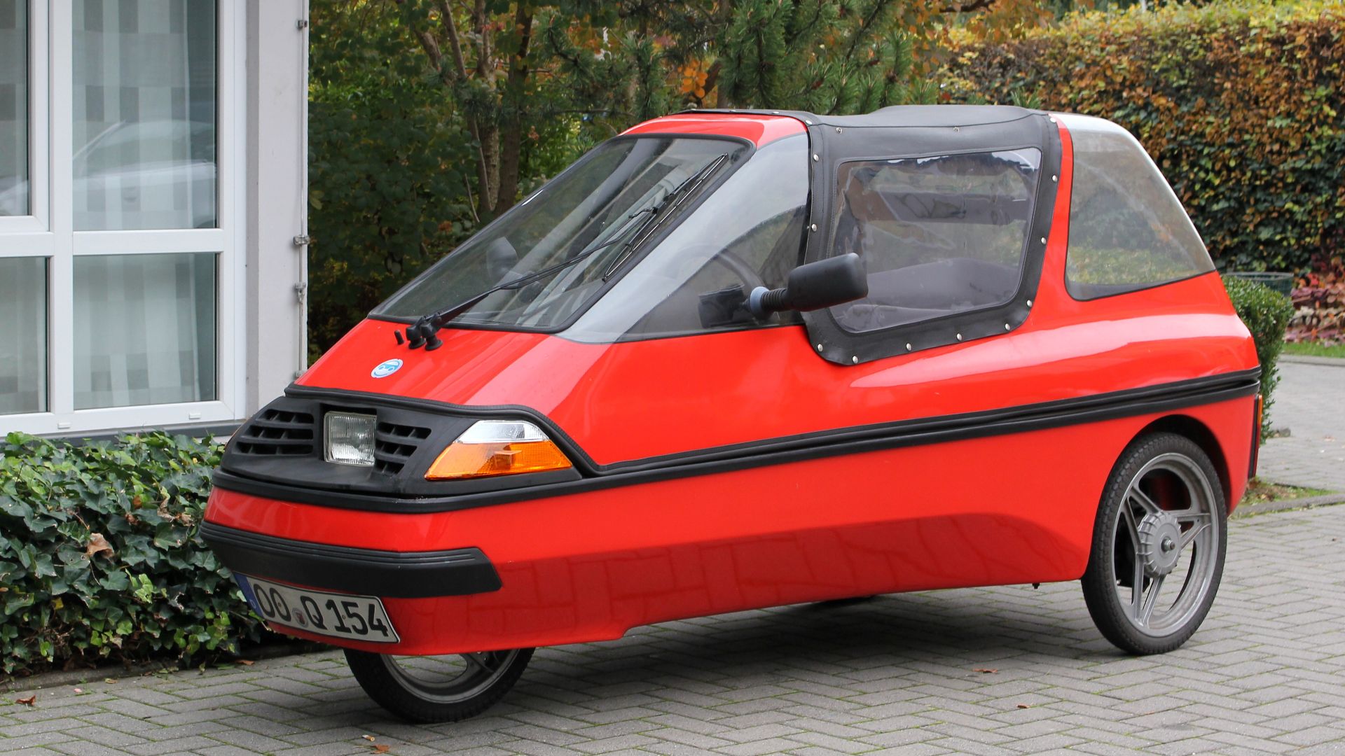 CityEL Fact 4, Elektrofahrzeug: 2741 mm lang, 1060 mm breit, bei geschlossenem Dach 1260 mm hoch; Leergewicht je nach Akku etwa 250 kg, Nutzlast etwa 150 kg; Nennleistung des Motors 2,5 kW, Höchstleistung 4,5 kW, Höchstgeschwindigkeit 63 km/h, Reichweite 