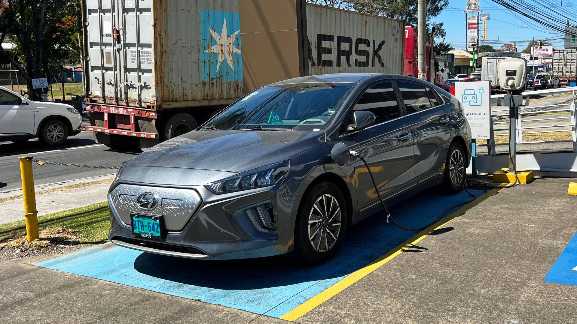 Hyundai Ioniq Electric charging in San José, Costa Rica