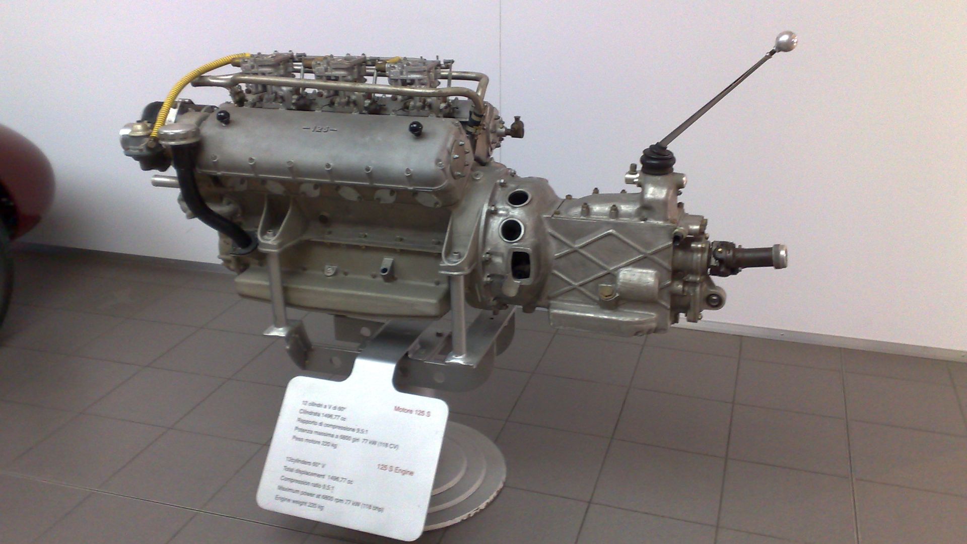 Motore di una Ferrai 125 S esposto alla Galleria Ferrai di Maranello