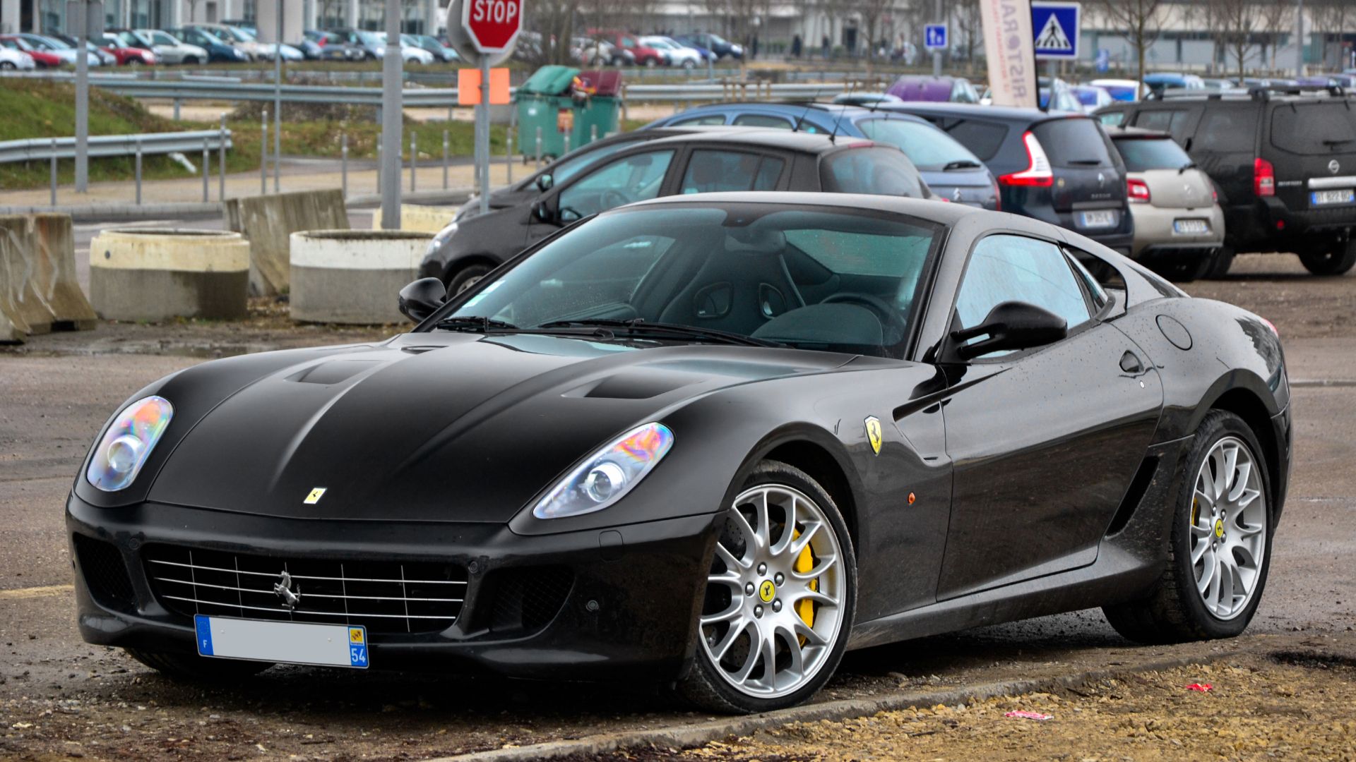 una Ferrari 599 Gran Turismo Berlinetta nera lucida